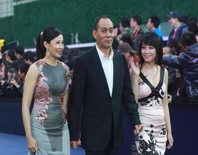 曲线|张光北老婆不愧是“学妹”，微胖身材穿紧身裙，S曲线真显饱满感