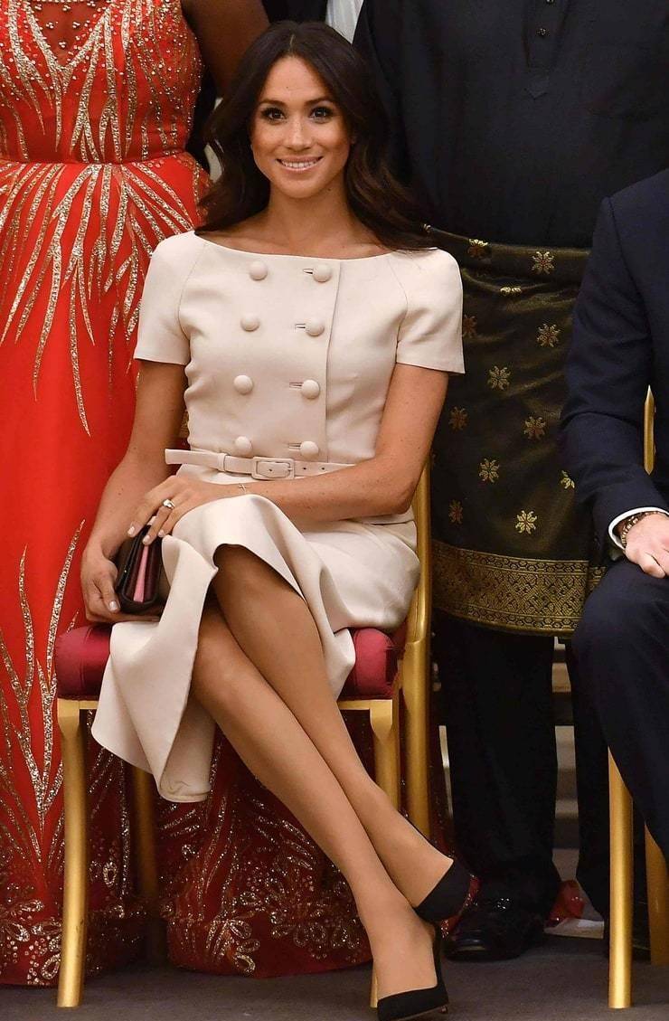 短裙|梅根将办派对迎40岁生日，穿正装礼裙太优雅，粉色短裙超减龄！