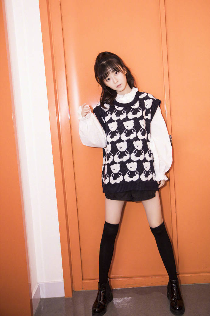 Skill|“凤凰传奇”玲花穿着真时髦，叠穿针织马甲造型减龄，看着挺年轻