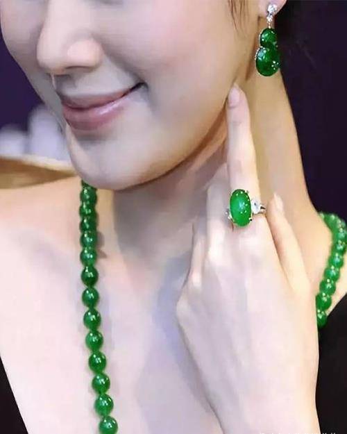 发型|过了40岁的女人，应该如何打扮自己，才显得更年轻有气质