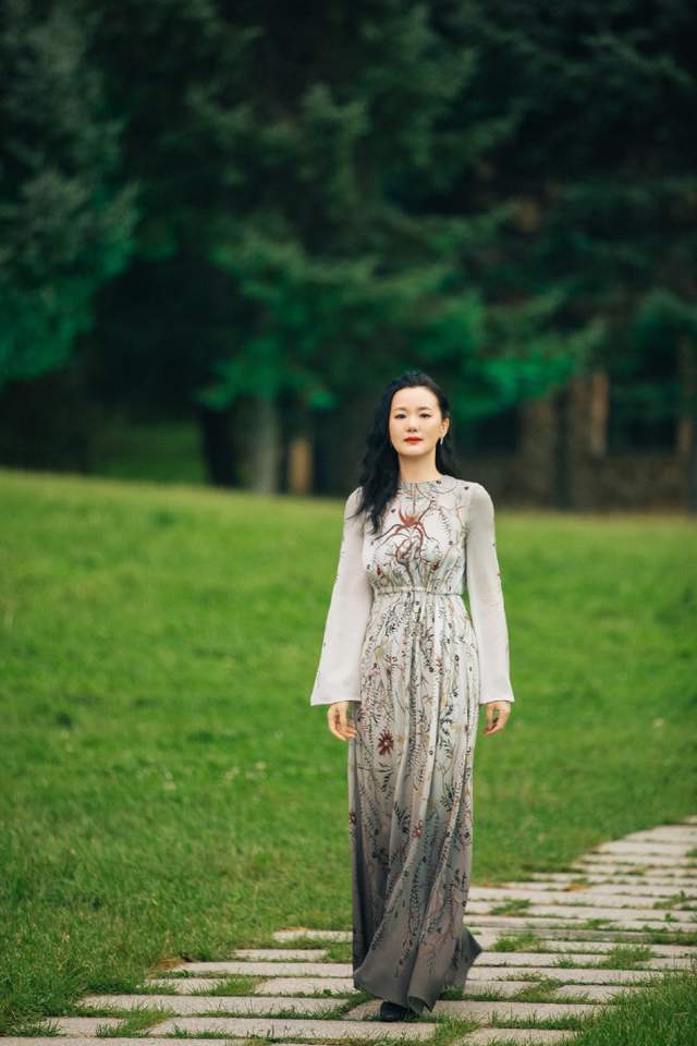 脖颈|50岁咏梅这气质没谁了,穿连衣裙端庄优雅,不刻意扮嫩也挺美