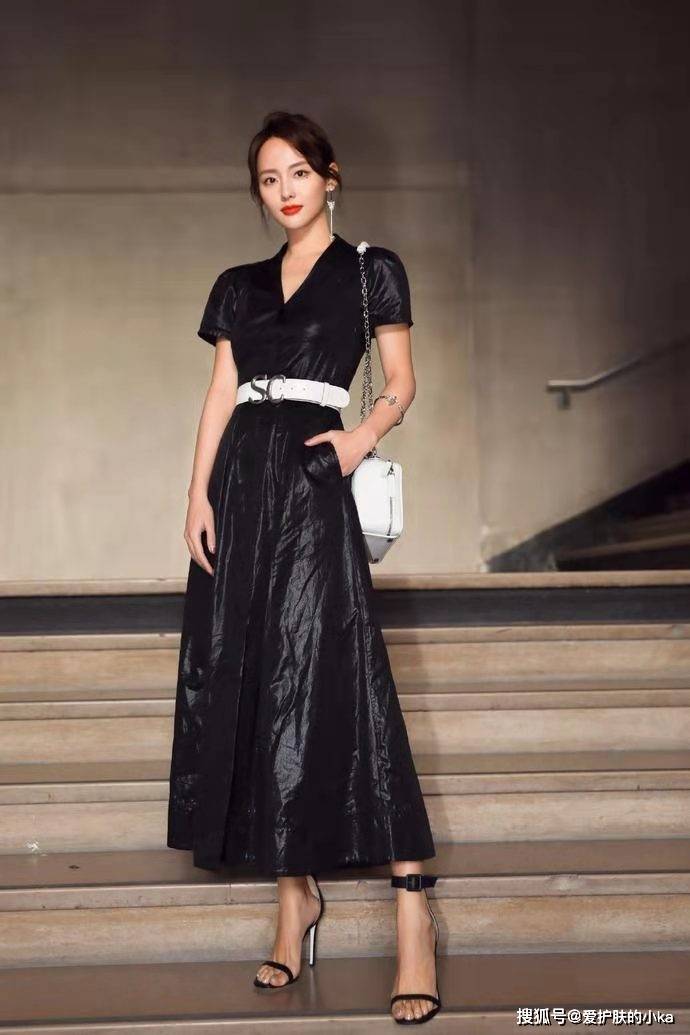 辣妈|张嘉倪瘦成“辣妈圈顶流”，穿黑裙现身薇娅直播间，颜值好少女