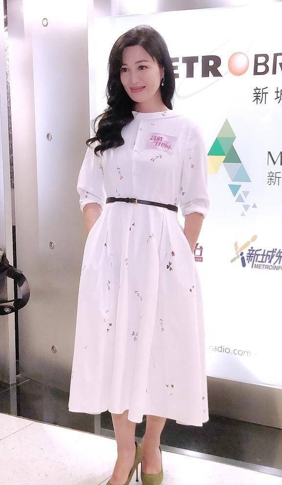 颜色|陈少霞都步入中年了，可婴儿肥看着挺嫩，穿旗袍丝毫不像富太太