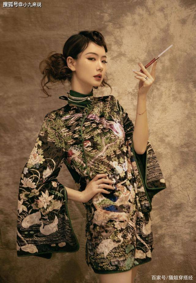 整体|麦迪娜人美敢穿，旗袍选短款，侧边还要开个叉，难怪姜潮一脸傲娇