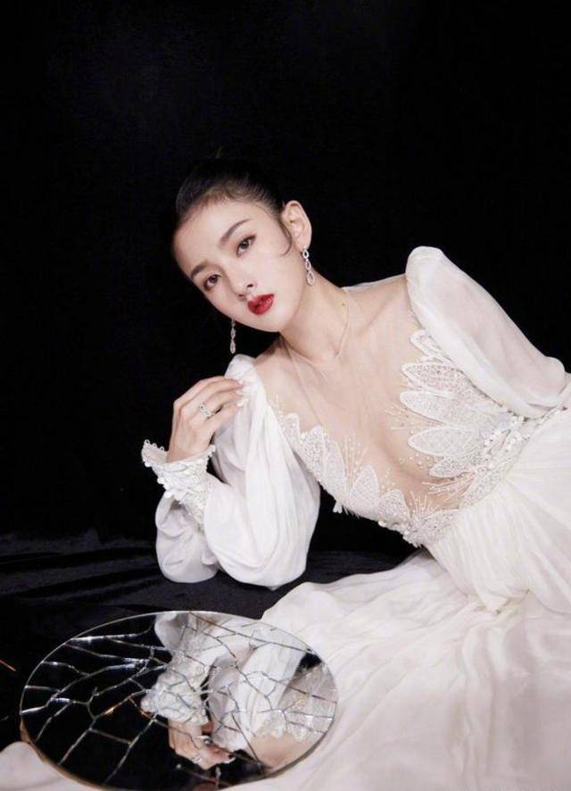 身材|宋祖儿穿半透蕾丝裙亮相，裙摆直接拖地，直接秀出性感身材