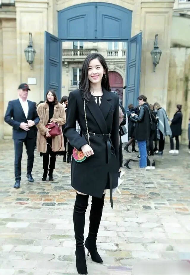 名媛|“奶茶妹妹”章泽天逛街，路人镜头下时髦显瘦，穿连衣裙美似仙女