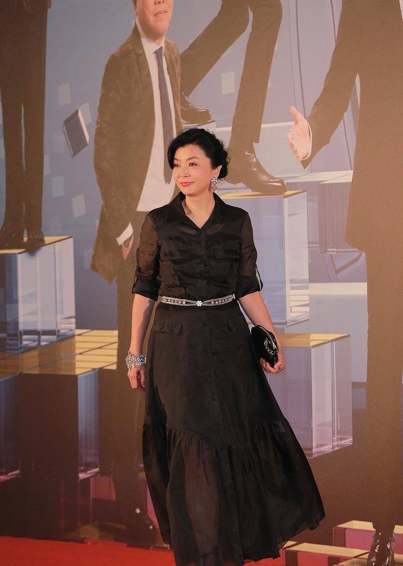 周润发前女友老了依旧优雅,皱巴巴的裙子也穿出了气质,挺有气韵_裙装