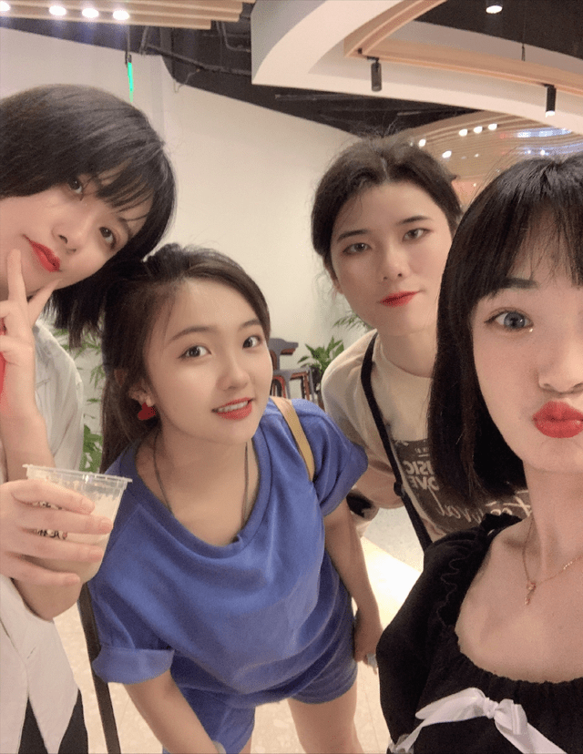 脸颊|李丽珍真老了，久违现身换新发型脸好臃肿，55岁颈纹抢镜手太粗糙