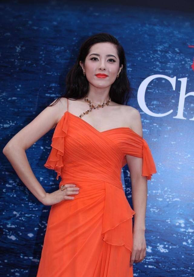 设计|曾黎穿“胡萝卜裙”也挺美，配橘色唇妆可爱俏皮，中年也很甜美