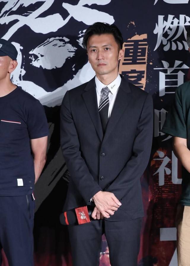 黑色|谢霆锋都40岁了，可气质仍然似潇洒少年，穿黑色显身材清瘦