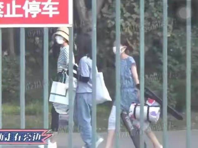 长势|袁泉邀请女儿全班看电影，10岁女儿长腿瞩目，她穿睡衣打扮随性