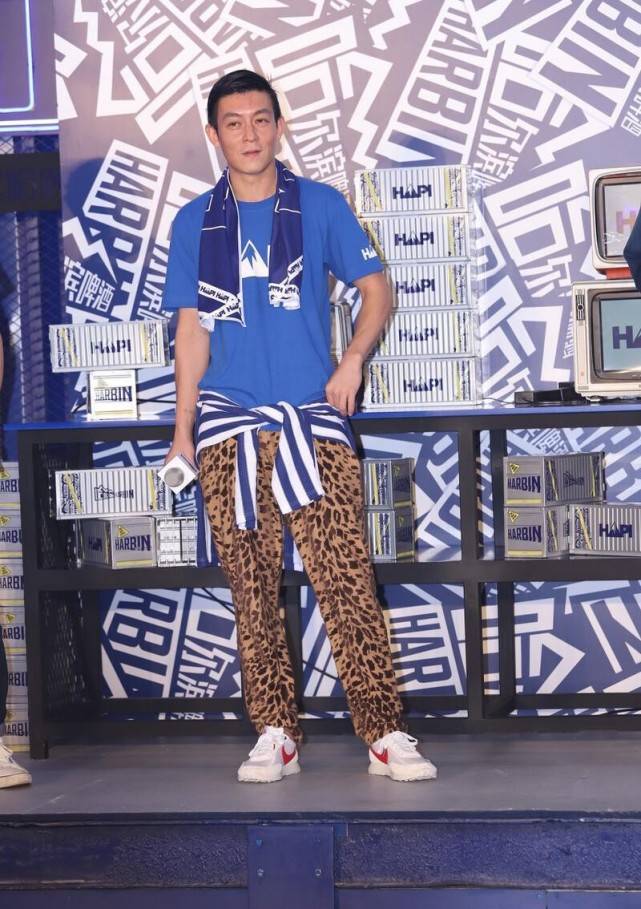 感觉|陈冠希老了也不甘落后，穿蓝色T恤配“奶奶裤”，还挺时髦的