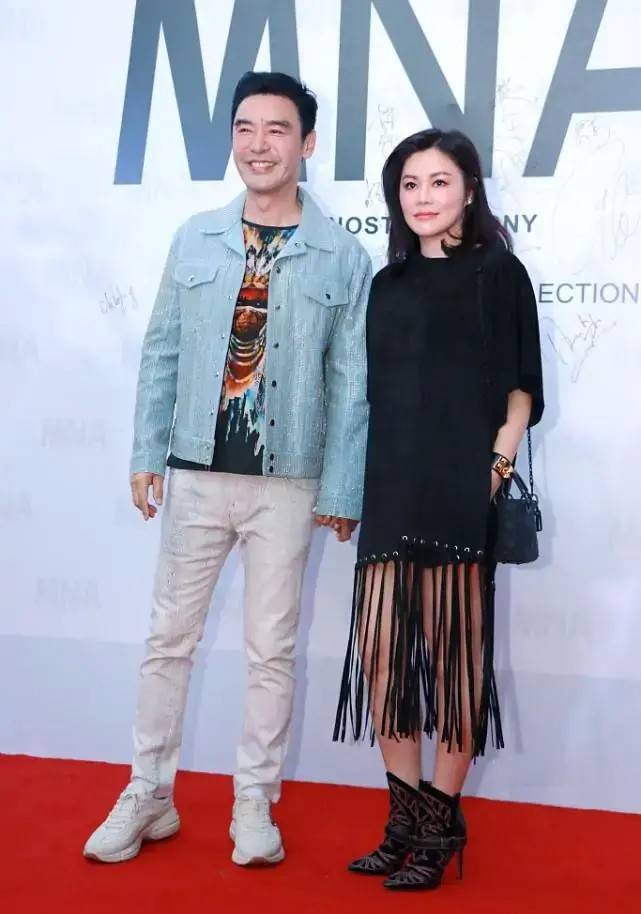 黑色|钟镇涛小12岁妻子太洋气，T恤下摆绑布条当裙子，意外灵动又时髦