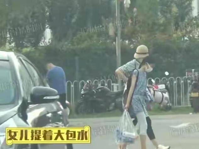 长势|袁泉邀请女儿全班看电影，10岁女儿长腿瞩目，她穿睡衣打扮随性