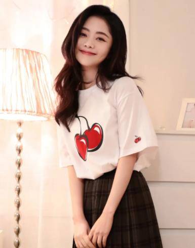身材|谭松韵娃娃脸，穿衣打扮也很少女，适合20岁左右的女生学习