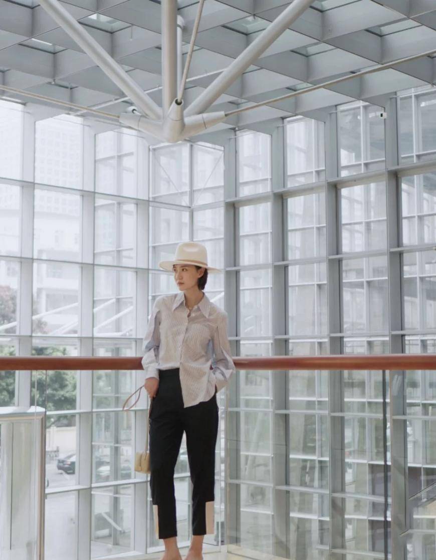 颜色|这才是中年妈妈该有的穿搭!衬衫+直筒裤,气质减龄,很高级