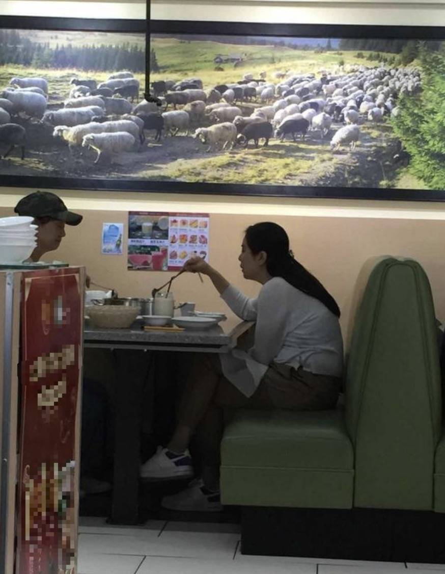 状态|54岁王祖贤晒自拍，无滤镜下皮肤松弛法令纹抢镜，与狗为伴显孤独