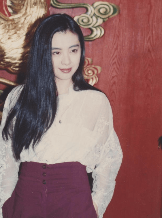 状态|54岁王祖贤晒自拍，无滤镜下皮肤松弛法令纹抢镜，与狗为伴显孤独