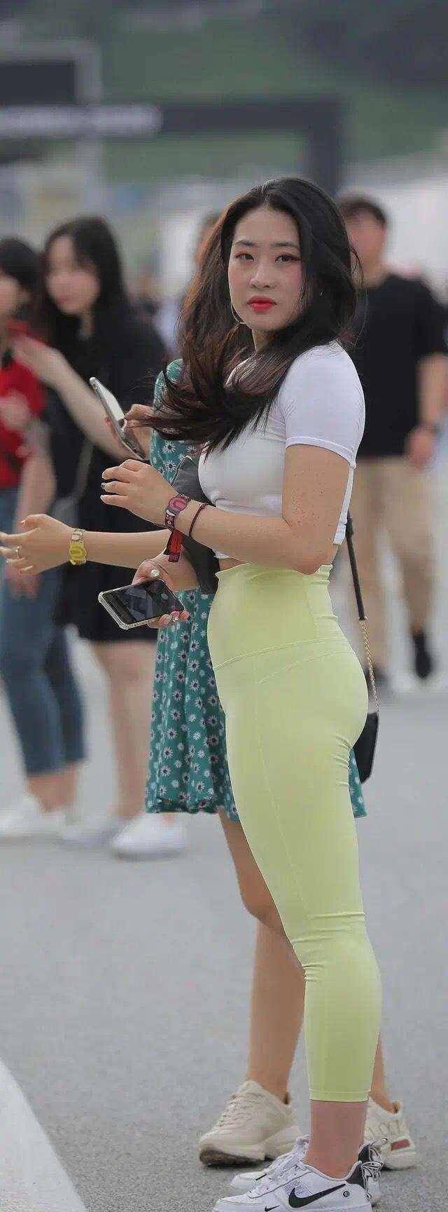 身材|穿上打底裤让这个季节充满新鲜感，亮眼吸睛搭配更好看，搭配得当