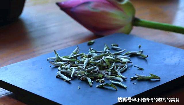茶叶|李子柒把茶叶塞进荷花苞里,放一夜后冲泡茶水,这样真的好喝吗?