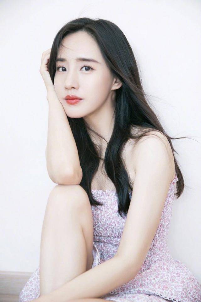 粉色|王智真乃“人间会穿”,穿抹胸碎花裙美回“夏雅”,谁看了不心动
