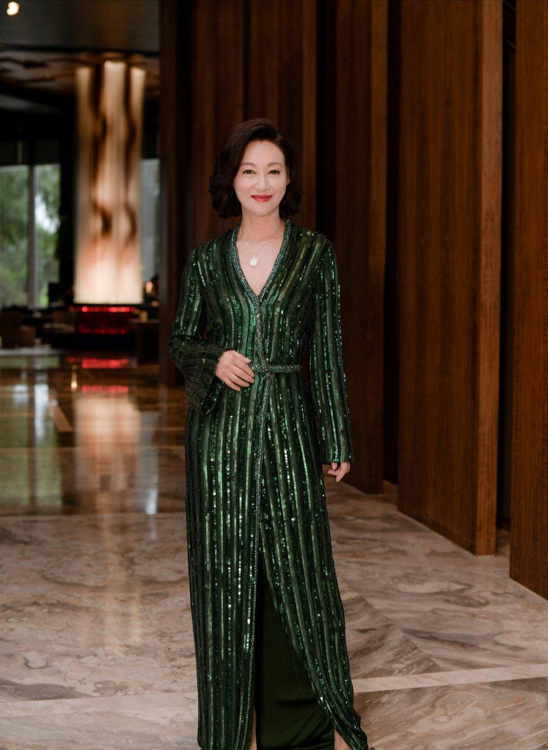 服装|60岁惠英红真年轻，黑亮片长裙点缀紫色流苏裙摆，时尚减龄又吸睛