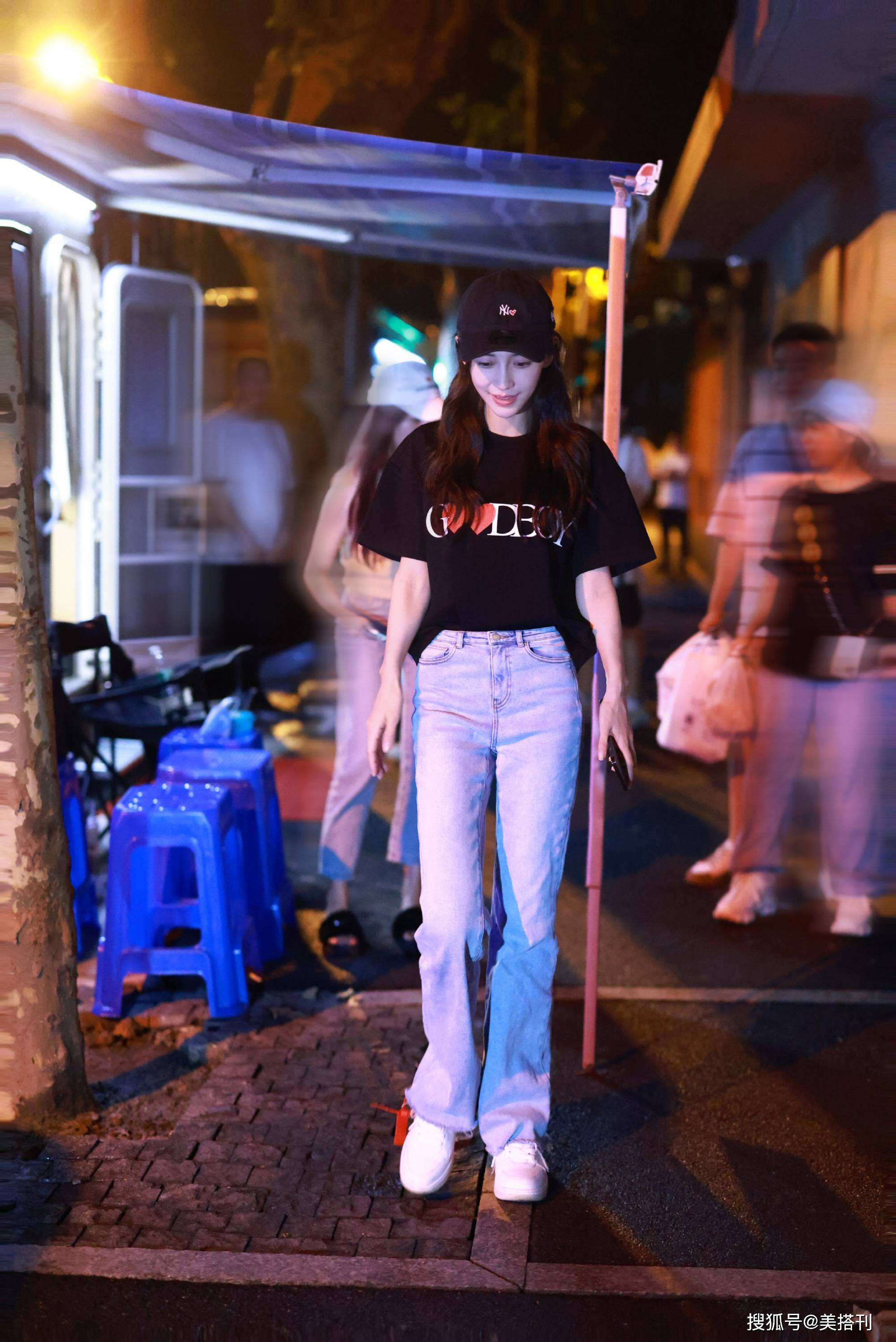 身材|baby迷上露腰装，一件牛仔裤穿四次，马甲线有了大长腿也不输超模