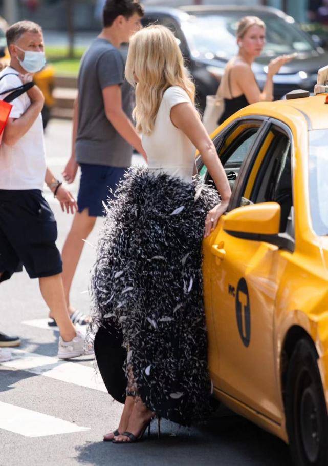 身材|希尔顿二小姐有两娃还这般嫩!印花裙遮住漫画腿,漫步街头贼养眼