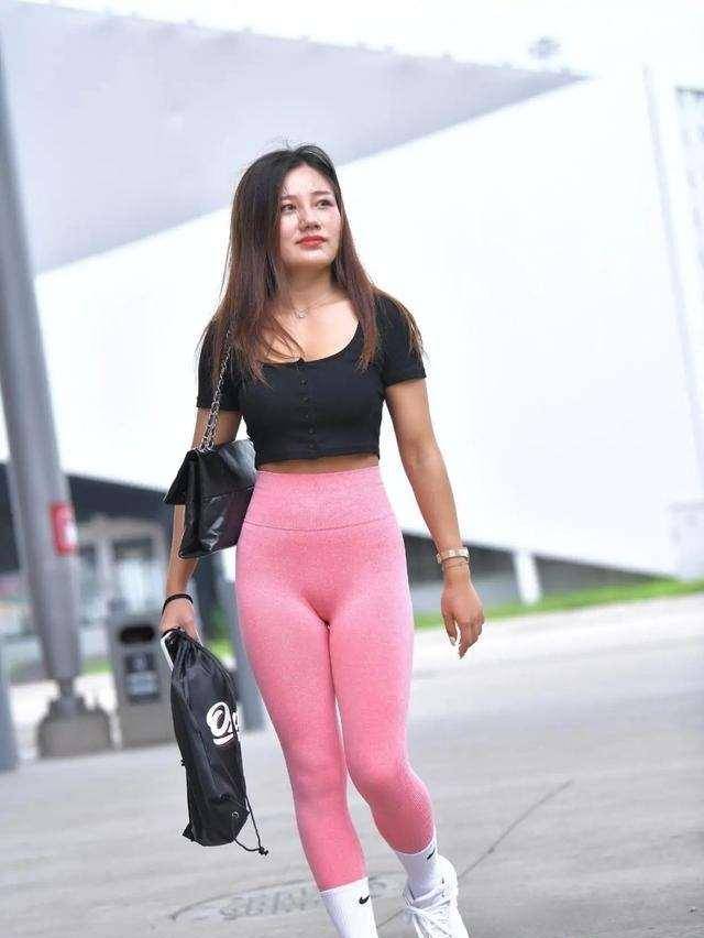 黑色|黑色紧身上衣搭配粉红色心神打底裤，清新不俗气，整体简洁干净