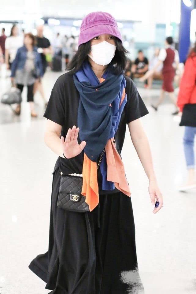 显得|在机场拍到周迅，不修图腹部凹陷，驼背走路踩平底凉鞋像老太太！