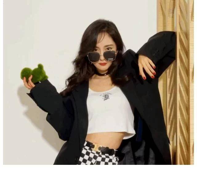 黑色|杨幂性感大片曝光！穿连体超短裤双腿又细又长，躺沙发上姿势妩媚