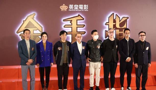 年仍|阿Sa合体后罕见走机场,穿大码衬衫露脚裤,出道20年仍是女团小花