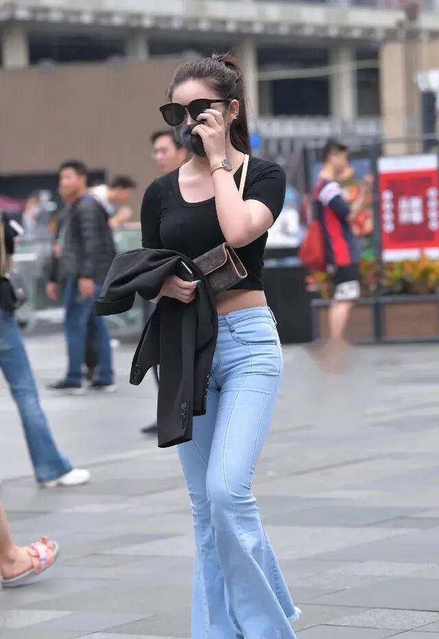 天蓝色|黑色紧身短袖搭天蓝色牛仔打底裤,整体出彩不刻板,干净协调