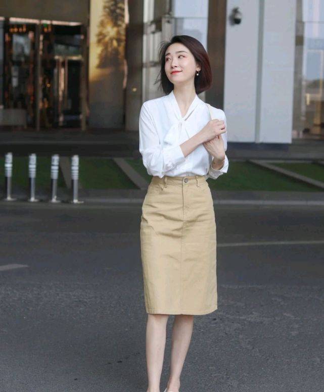 服装|上班的女孩该怎么打扮呢？简约穿搭就很有气场，干练又有女人味