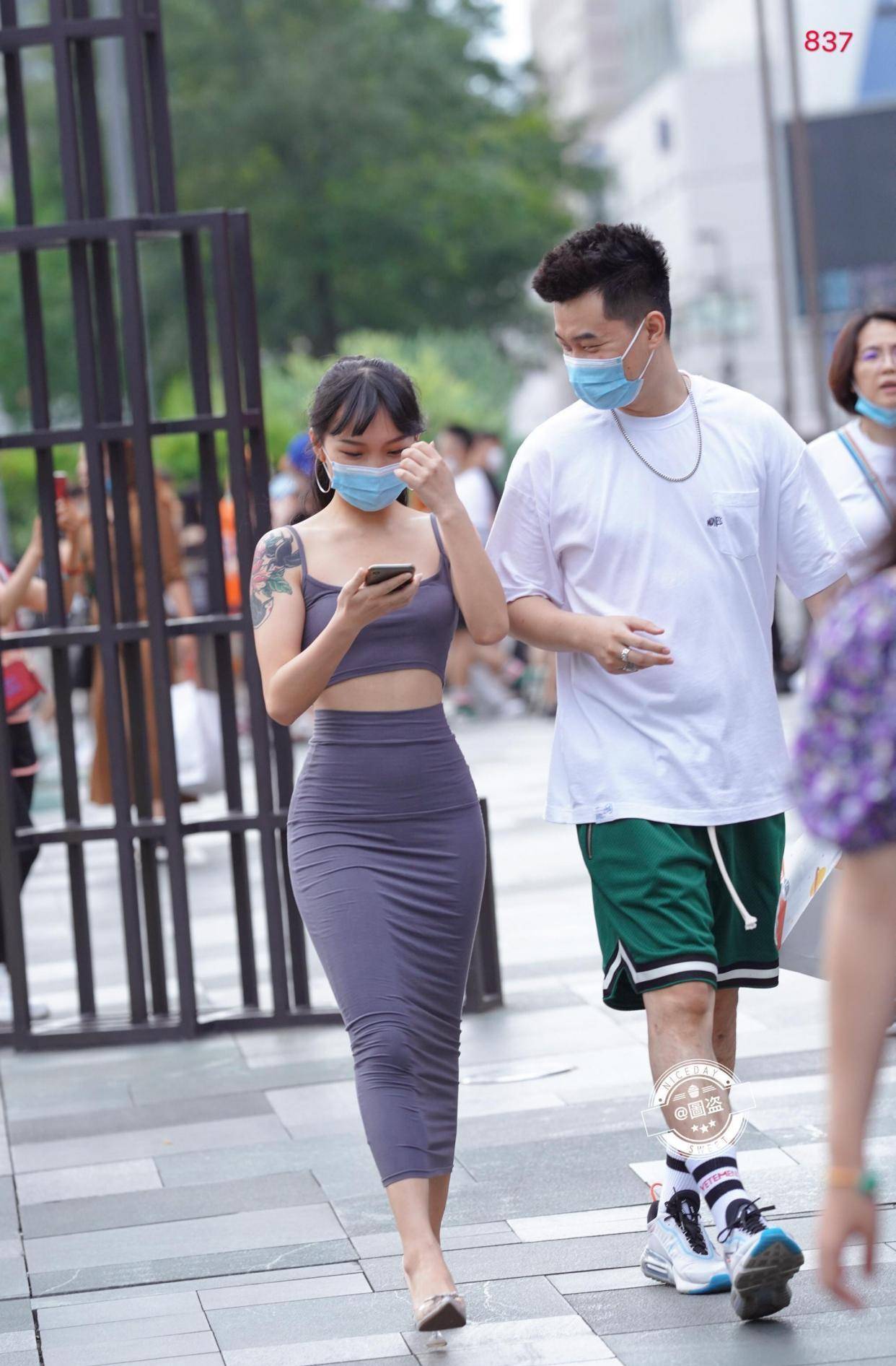 高跟鞋|简约易搭的连衣裙增添时尚色彩，凸显修长美腿，简单纯净