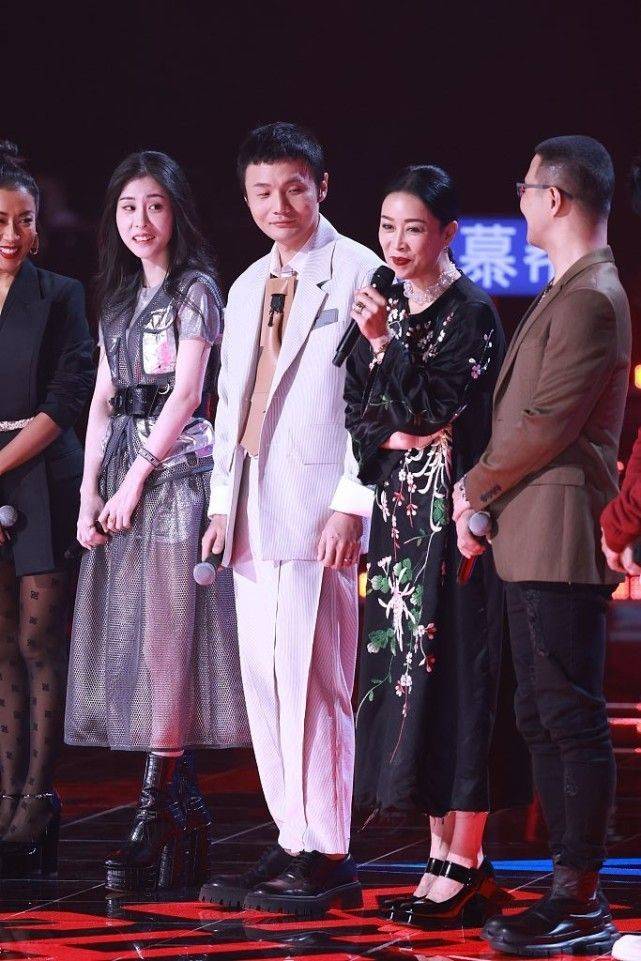 凹坑|那英现身发布会,脸凹凹坑坑皱纹又多,53岁不修图跟普通人一样!