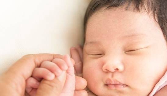 婴儿几个月会伸手抱 334f210f9aa84c42b1fe0971fdee6b02.jpeg