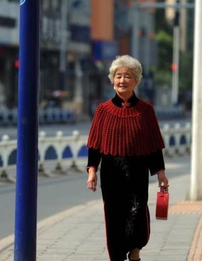 漂亮|90岁奶奶一生爱漂亮，躺在病床也要穿漂亮衣服！用窗帘做百件旗袍