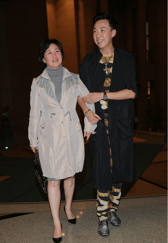 黑色|赌王二房长女有才有貌，穿黑衣也要加宝石点缀，真是美得足够张扬