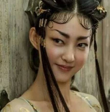 郭碧婷|她们明明都是高颜值的女神，现代装流行时髦又迷人，古装却丑到爆