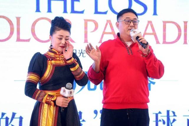 服装|赵本山的小姨子真气派，穿的一点都不露，感觉更有艺术家的味道