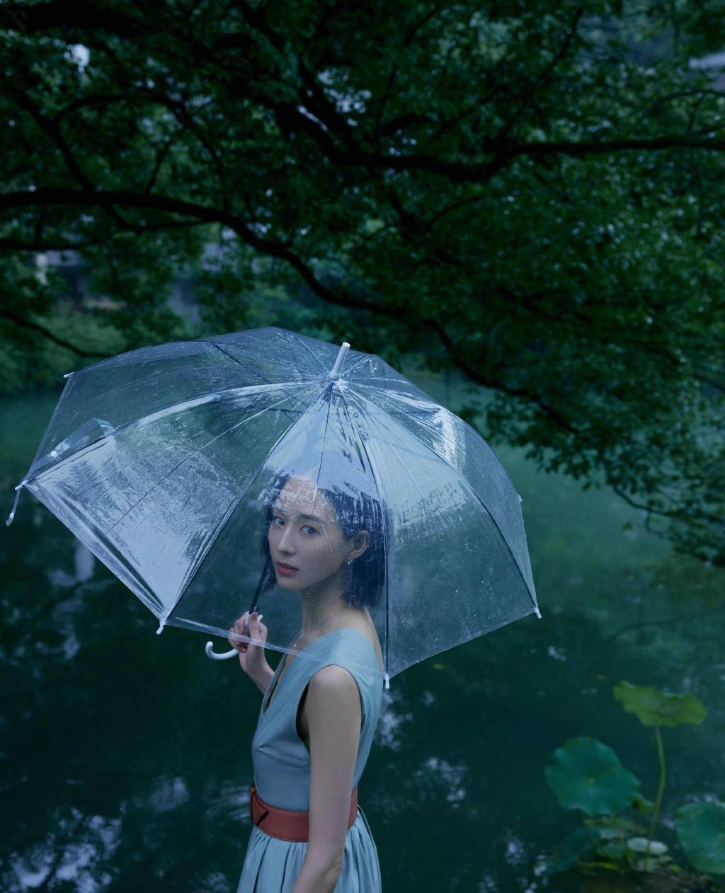 魅力|张钧甯撑伞雨中拍片好欢快,光脚穿连衣裙为美真拼,看谁还说不红