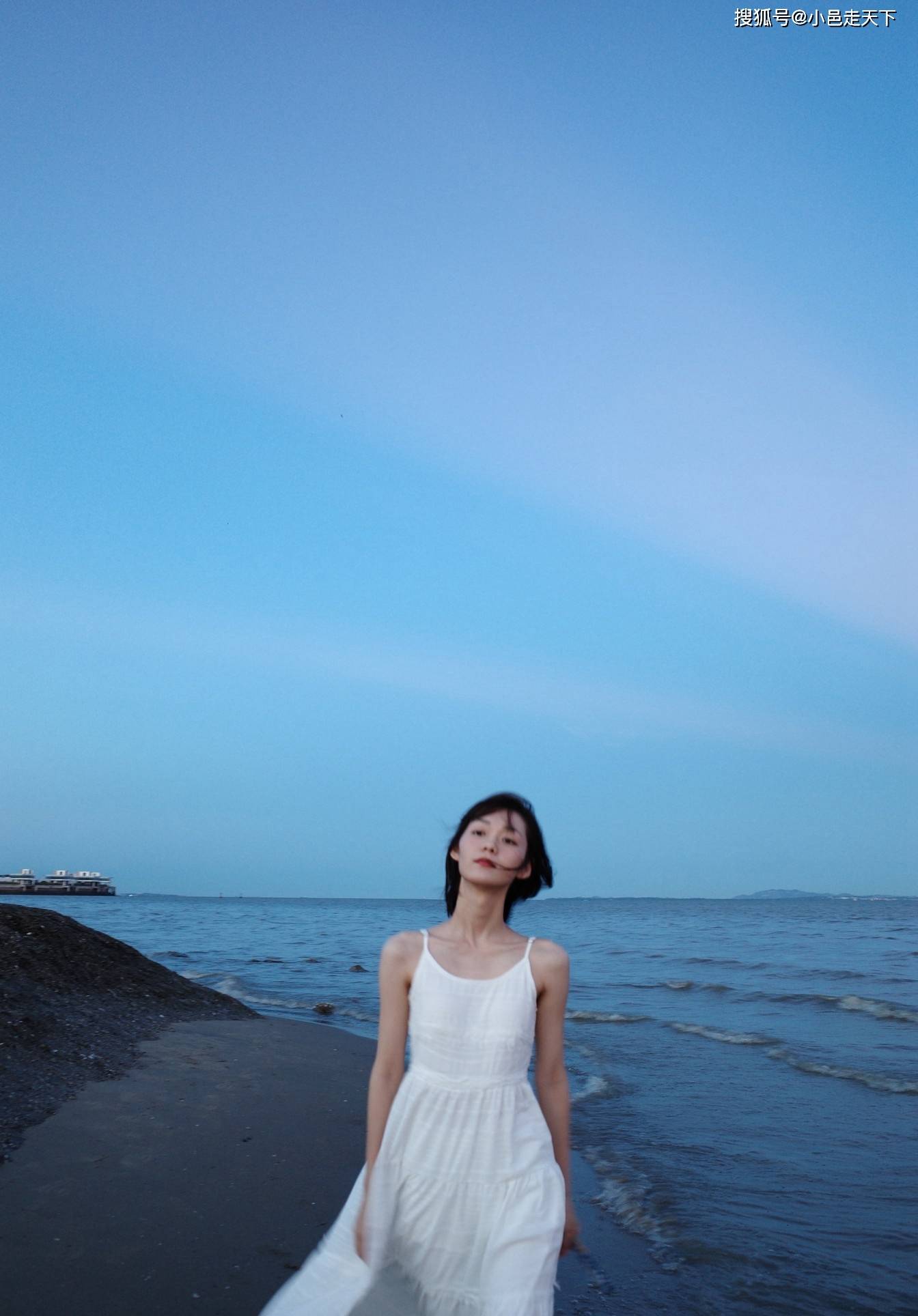 连衣裙|段奥娟白色连衣裙海边写真