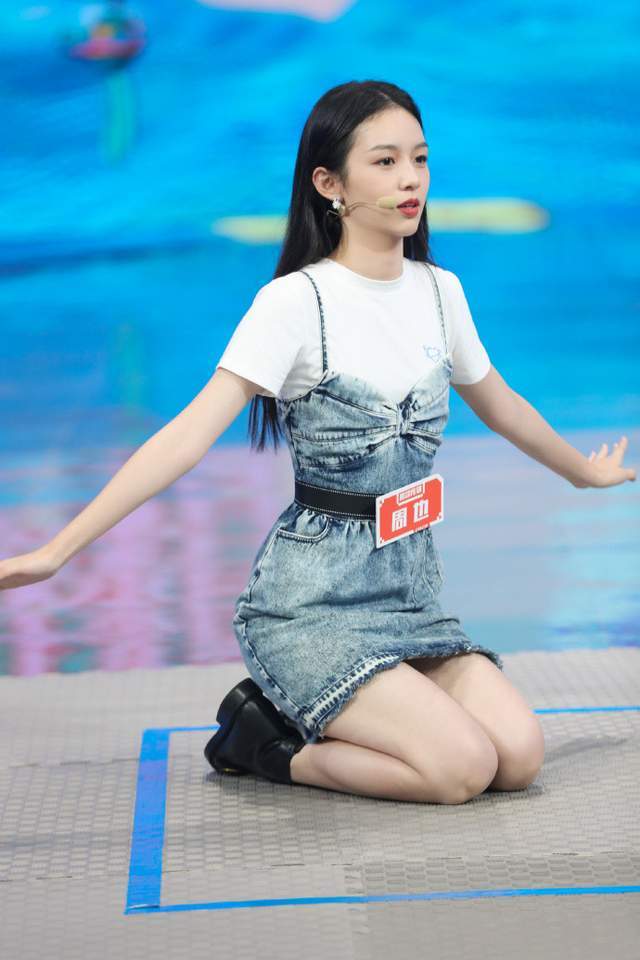 金智妮|金智妮穿牛仔裙还要露香肩，不愧是女子组合，穿衣就是大胆又前卫