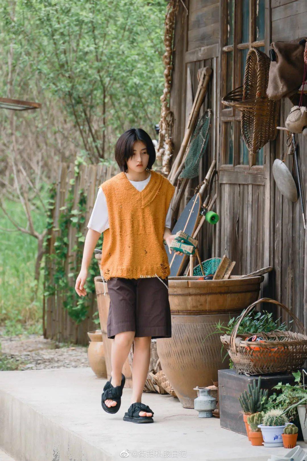 希林娜依高|穿背心格局要大,必须火辣百搭又酷又飒!