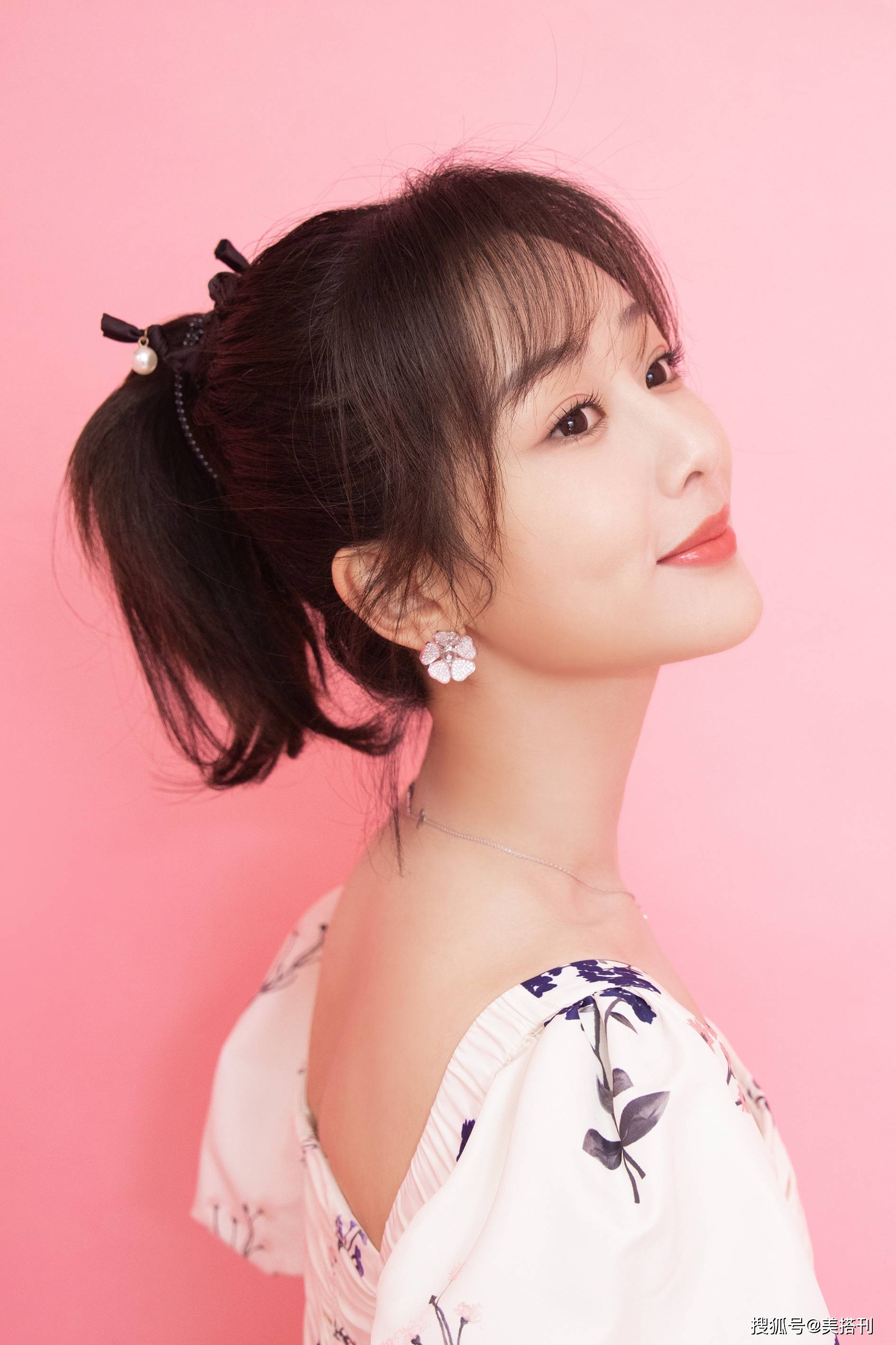 杨紫最新直播造型 一件蓝白花色连衣裙活泼可爱 网友 一般好看 花裙