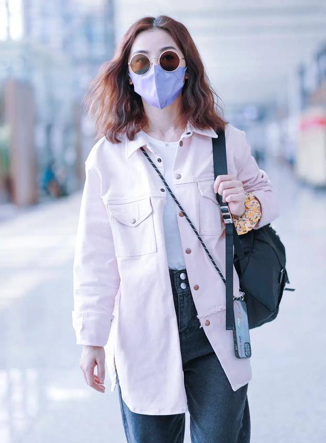 年仍|阿Sa合体后罕见走机场，穿大码衬衫露脚裤，出道20年仍是女团小花