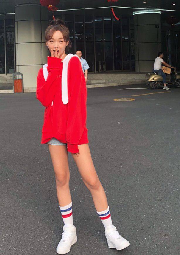 显得|吕小雨卫衣居然这么穿，打扮简直太可爱了