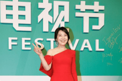 闫妮|闫妮穿牛仔裙亮相，50岁的人身材曲线完美，跟女儿站在一起像姐妹