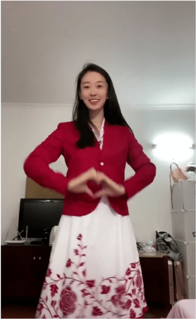 进行|冠军孙一文真悠闲！条纹衫都能穿出高级感，自带巨星气场真该火